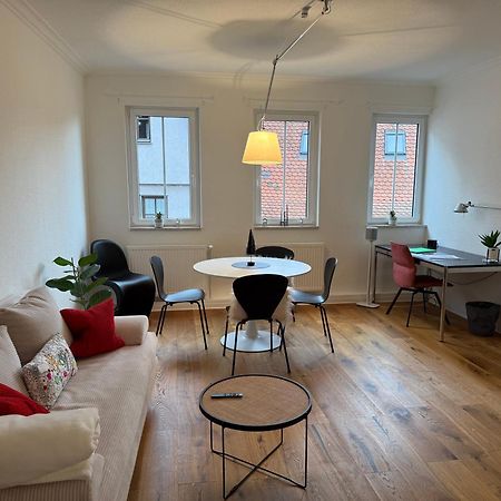 Stylisches Apartment Mit Grossem Tageslichbad Am Marktplatz Leonberg Bagian luar foto