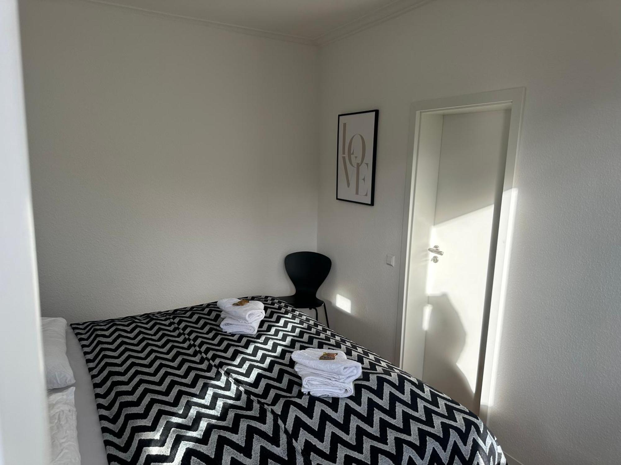 Stylisches Apartment Mit Grossem Tageslichbad Am Marktplatz Leonberg Bagian luar foto