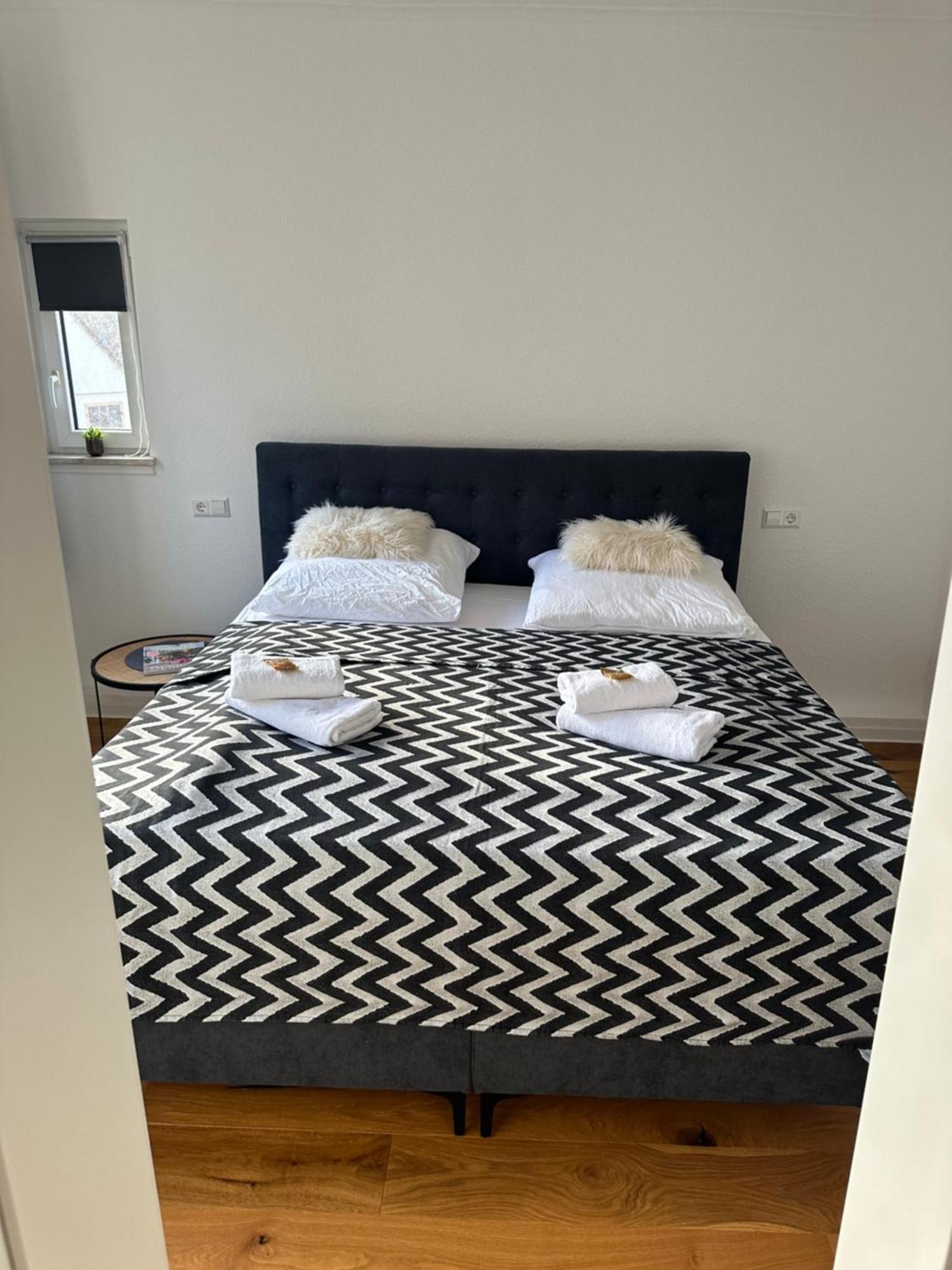 Stylisches Apartment Mit Grossem Tageslichbad Am Marktplatz Leonberg Bagian luar foto