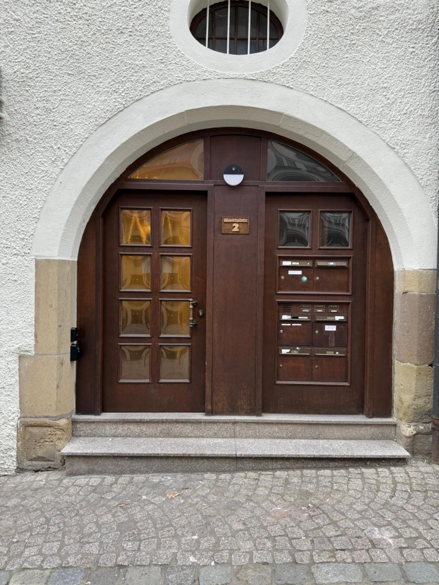 Stylisches Apartment Mit Grossem Tageslichbad Am Marktplatz Leonberg Bagian luar foto