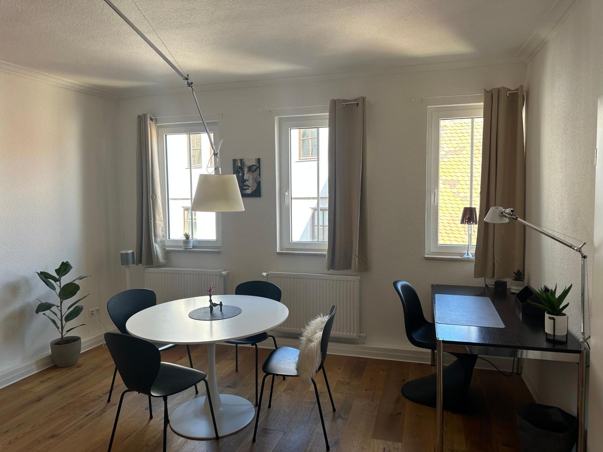 Stylisches Apartment Mit Grossem Tageslichbad Am Marktplatz Leonberg Bagian luar foto